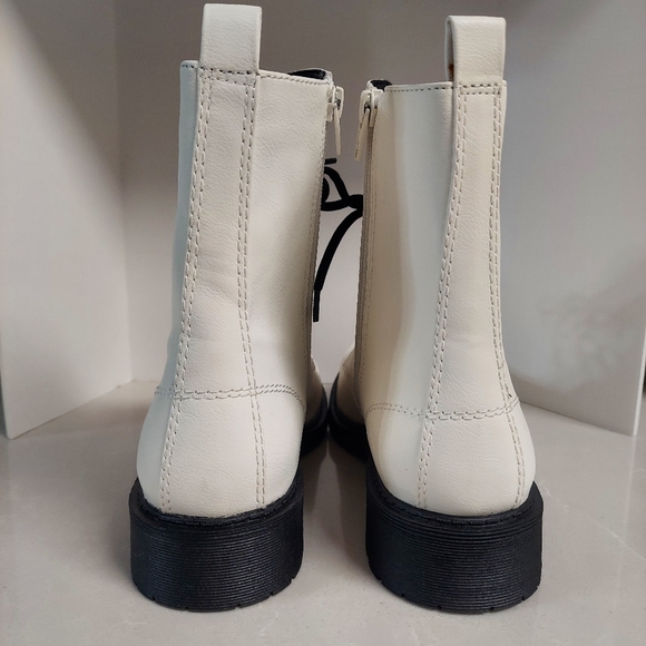 Lady's Boots - Picture 7 of 9